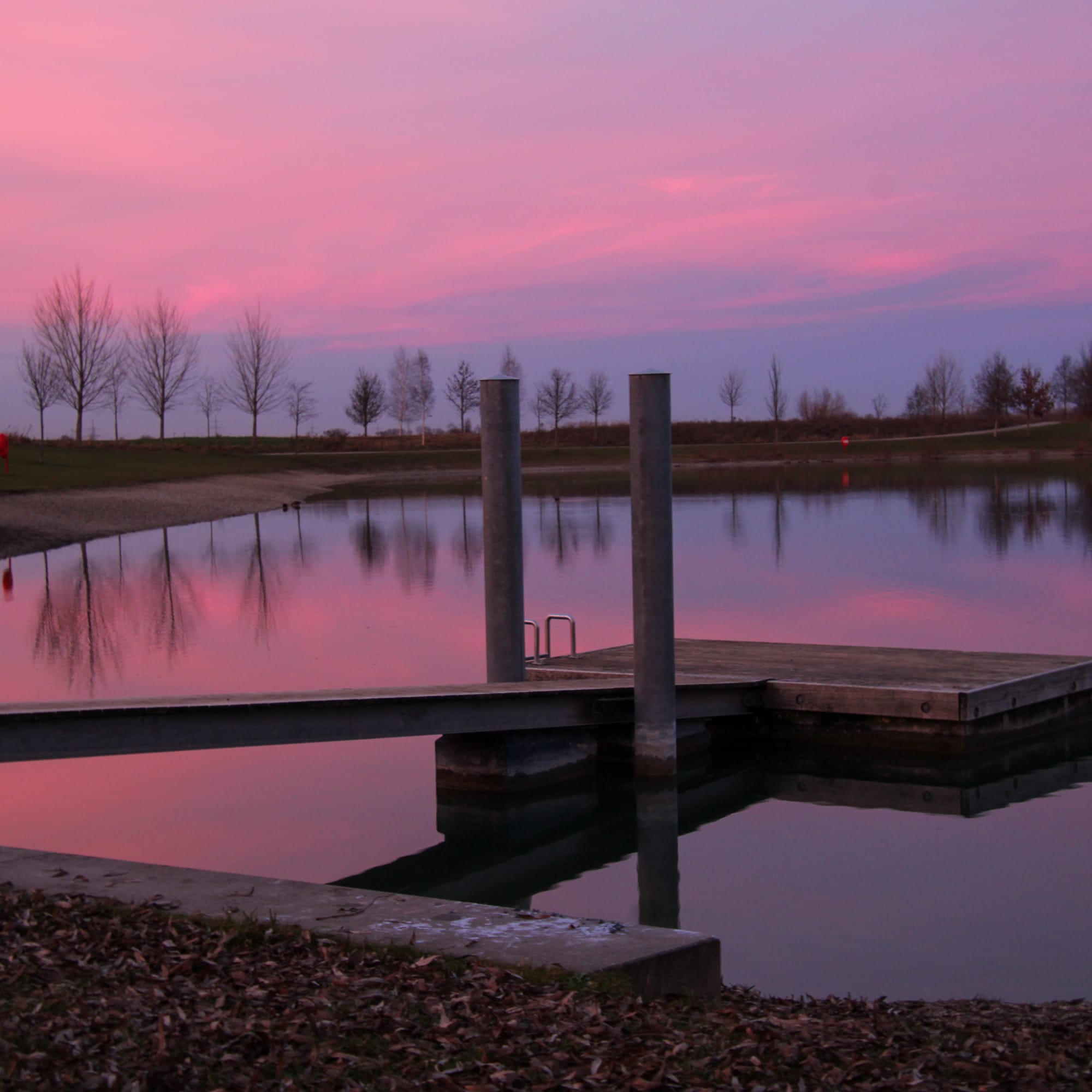 Steg bei Sonnenuntergang in Rosa